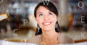 Femme souriante au regard hypnotisé entourée de lettres blanches